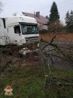 Kierowca twierdzi, że drzewo spadło samo. Policjanci nie wiedza jak zakwalifikować zdarzenie