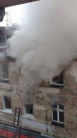 Strażacy walczą z pożarem kamienicy w Głuchołazach, ewakuowano 5 osób