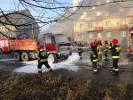 Przypadkowi kierowcy gasili ciężarówkę w centrum
