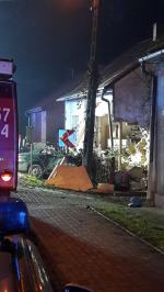 Tragiczny wypadek pod Namysłowem. Auto wjechało w dom