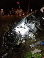 Komprachcice: auto wjechało pod pociąg, w środku podróżowały 4 osoby