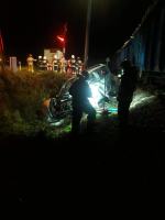 Komprachcice: auto wjechało pod pociąg, w środku podróżowały 4 osoby