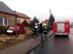 Kierujący Citroenem staranował ogrodzenie i zatrzymał się na posesji