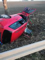 Kierująca fordem zjechała z drogi i uderzyła w drzewo