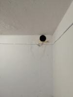 Niedopałki, butelki i ulotki wrzucają do...komina. Może dojść do tragedii