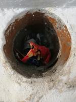 Niedopałki, butelki i ulotki wrzucają do...komina. Może dojść do tragedii