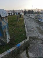 Niedopałki, butelki i ulotki wrzucają do...komina. Może dojść do tragedii