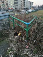 Niedopałki, butelki i ulotki wrzucają do...komina. Może dojść do tragedii