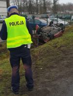 W Zieleńcu dachowało auto osobowe. Kobieta jechała z dwójką dzieci