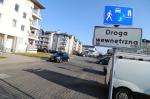 Jakie przepisy obowiązują na drodze wewnętrznej? O czym zapominamy?