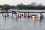 Opolscy uczniowie rozpoczęli ferie zimowe wspólnym wejściem do wody