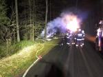 Auto uderzyło w drzewo i stanęło w płomieniach 