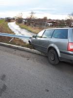 Samochód wypadł z drogi i uderzył w bariery energochłonne