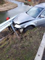 Samochód wypadł z drogi i uderzył w bariery energochłonne