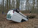 20-latek stracił panowanie nad pojazdem i dachował. Został ranny