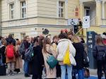 Ewakuacja opolskiego "plastyczniaka".  Wyczuwalna woń siarki była powodem zaalarmowania straży