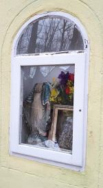 Ucięte głowy świętych i wybite szyby. Akt chuligaństwa w Gąsiorowicach