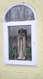 Ucięte głowy świętych i wybite szyby. Akt chuligaństwa w Gąsiorowicach