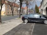 Absurdalne miejsca parkingowe przy ulicy Katowickiej. Mieszkańcy są zszokowani