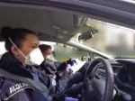Policjanci egzekwują przepisy związane z epidemią 
