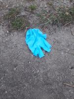 Na ulicach Prószkowa zalegają zużyte jednorazowe rękawiczki