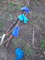 Na ulicach Prószkowa zalegają zużyte jednorazowe rękawiczki