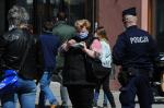 Policjanci rozdawali własnoręcznie uszyte maseczki mieszkańcom Opola