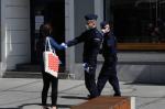 Policjanci rozdawali własnoręcznie uszyte maseczki mieszkańcom Opola