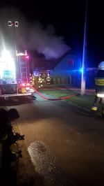 Pożar dachu budynku jednorodzinnego w Suchodańcu. W akcji 12 zastępów straży