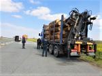 Zły stan techniczny, brak zezwoleń i nielegalny tachograf. Zatrzymano transport drewna