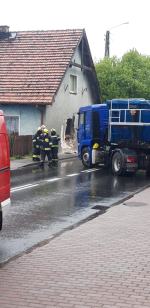 Samochód ciężarowy wjechał w budynek w Dobrzeniu Wielkim