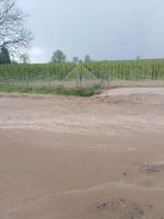 Woda z błotem zalała piwnice i zablokowała drogę w gminie Pawłowiczki 