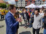 Szymon Hołownia na Opolszczyźnie. Spotkanie w Namysłowie zakłócane przez wyborców PiS
