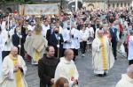 Dziś Boże Ciało. Procesje bez limitu wiernych, obowiązkowe odstępy, maseczki