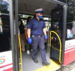 Zasłaniaj usta i nos w komunikacji miejskiej