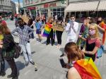 Młodzież LGBT manifestowała na Placu Wolności. "Jesteśmy ludźmi, nie ideologią"