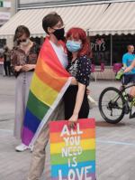 Młodzież LGBT manifestowała na Placu Wolności. "Jesteśmy ludźmi, nie ideologią"