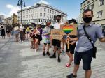 Młodzież LGBT manifestowała na Placu Wolności. "Jesteśmy ludźmi, nie ideologią"