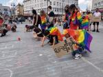 Młodzież LGBT manifestowała na Placu Wolności. "Jesteśmy ludźmi, nie ideologią"
