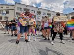 Młodzież LGBT manifestowała na Placu Wolności. "Jesteśmy ludźmi, nie ideologią"