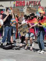 Młodzież LGBT manifestowała na Placu Wolności. "Jesteśmy ludźmi, nie ideologią"