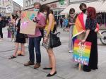 Młodzież LGBT manifestowała na Placu Wolności. "Jesteśmy ludźmi, nie ideologią"