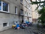 Mieszkańcy ulicy Ligonia mają dość piętrzących się śmieci znoszonych przez lokatorkę