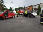 Zderzenie pojazdów na skrzyżowaniu w powiecie oleskim. Dwie osoby zostały ranne