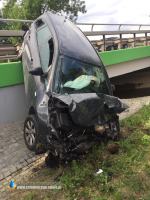 Wypadek w Strobicach w powiecie nyskim. Po zderzeniu auto zawisło na barierkach