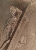 Zmumifikowane ciało kobiety w drewnianej trumnie w kościele pod Opolem