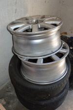 Kradł felgi, auta zostawiał "na cegłach"