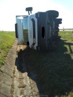 Samochód dostawczy przewrócił się na autostradzie A4 