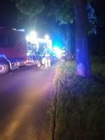 19-latka kierująca osobówką wjechała w drzewo. Jest w ciężkim stanie