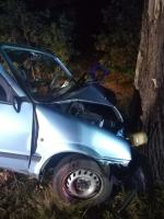 19-latka kierująca osobówką wjechała w drzewo. Jest w ciężkim stanie
